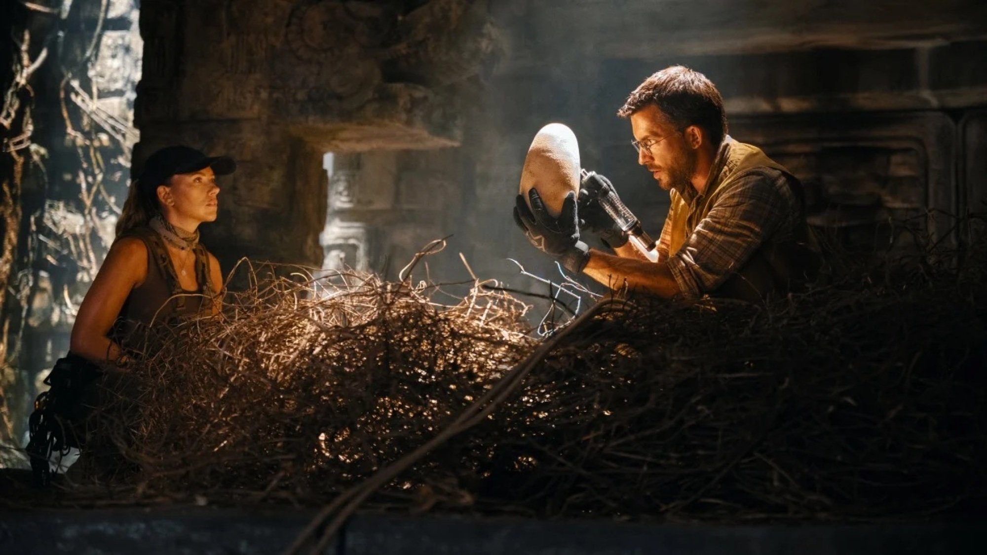 Jonathan Bailey and Scarlett Johansson in "Jurassic World Rebirth"